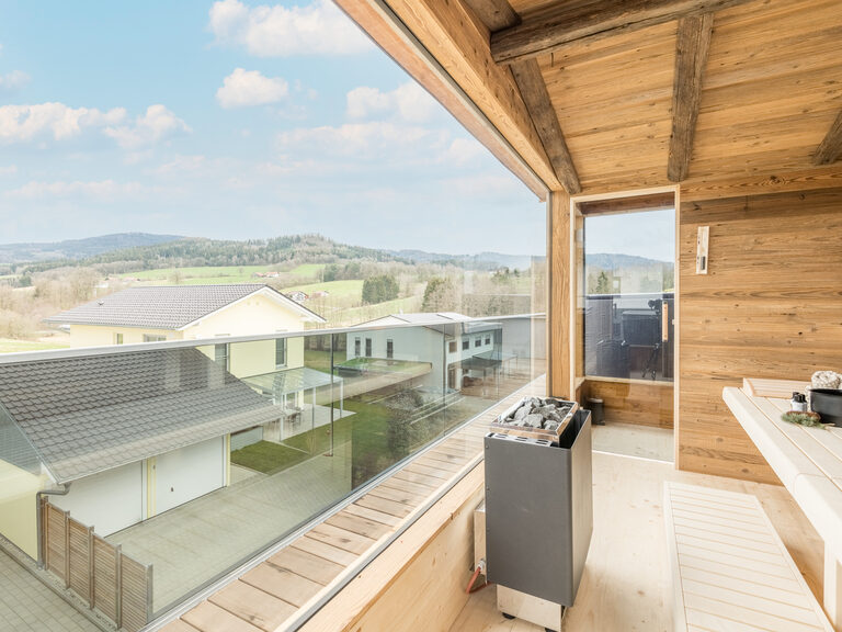 Die große Panoramasauna des Luxus-Chalets mit Ausblick über den Bayerischen Wald.